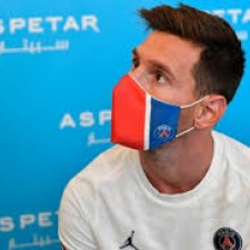 Lionel Messi mudou de camisa pela primeira vez na carreira